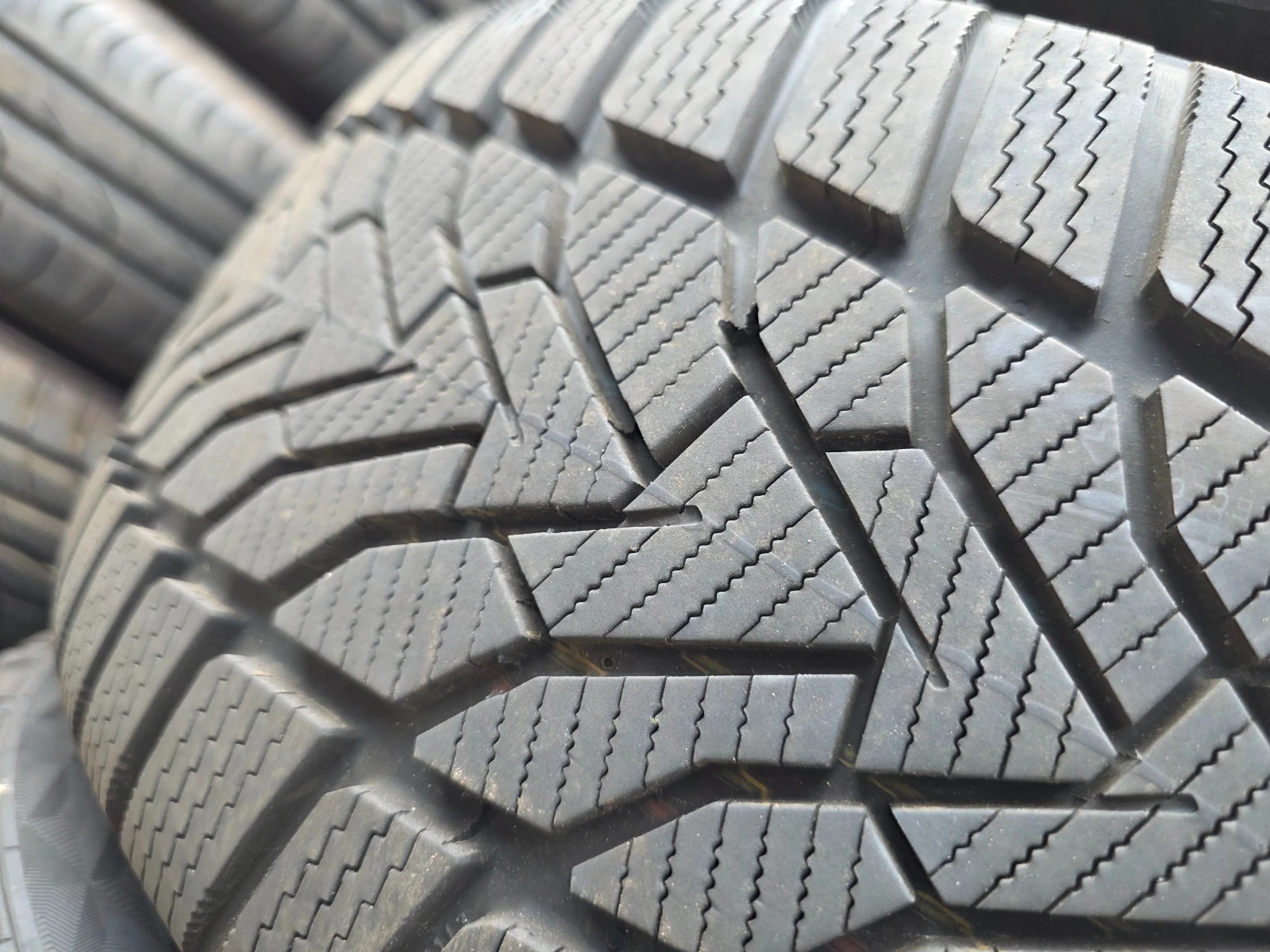 Гуми Зимни 225/45R17, снимка 2 - Гуми и джанти - 55478051