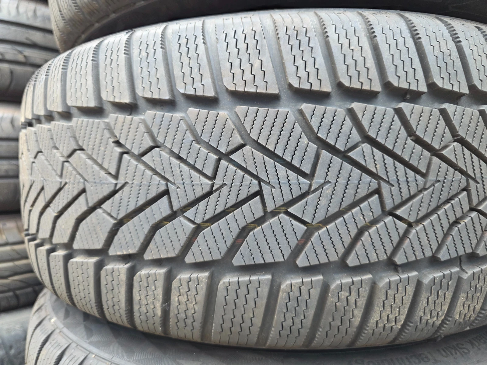 Гуми Зимни 225/45R17, снимка 5 - Гуми и джанти - 55478051