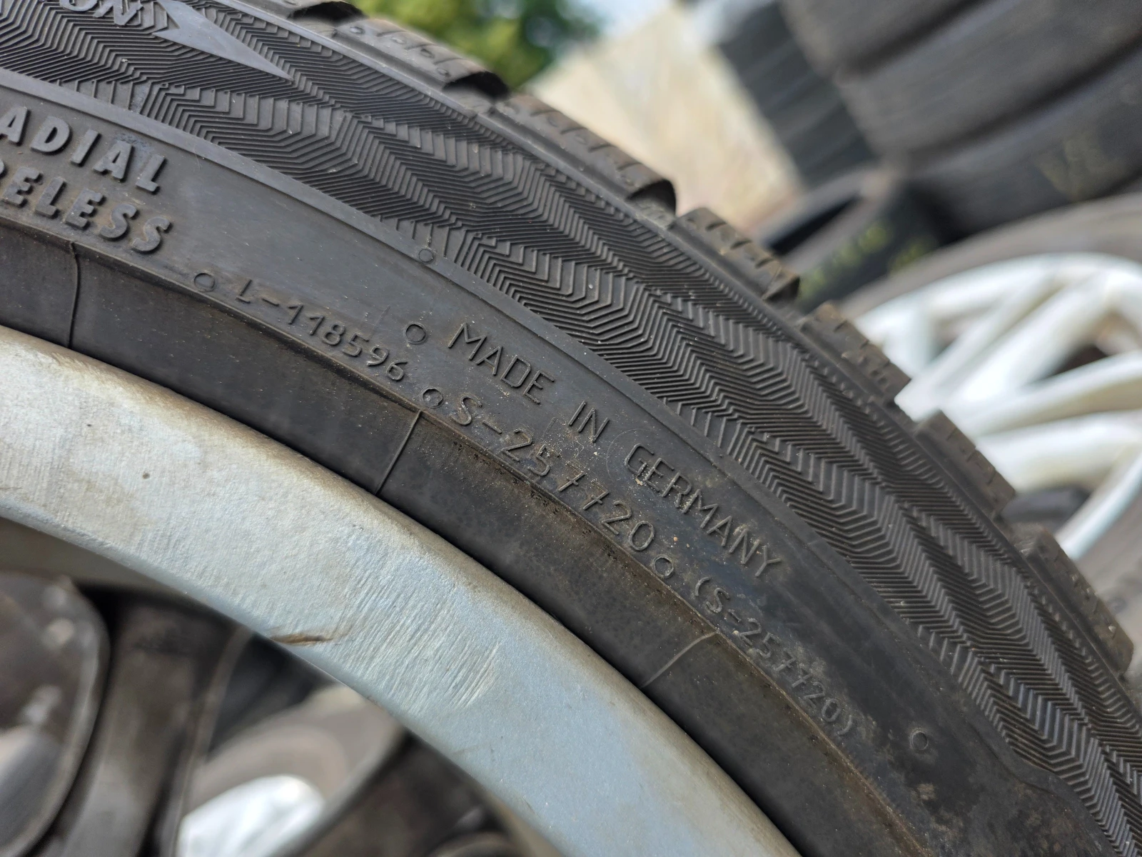 Гуми Зимни 225/45R17, снимка 13 - Гуми и джанти - 55478051