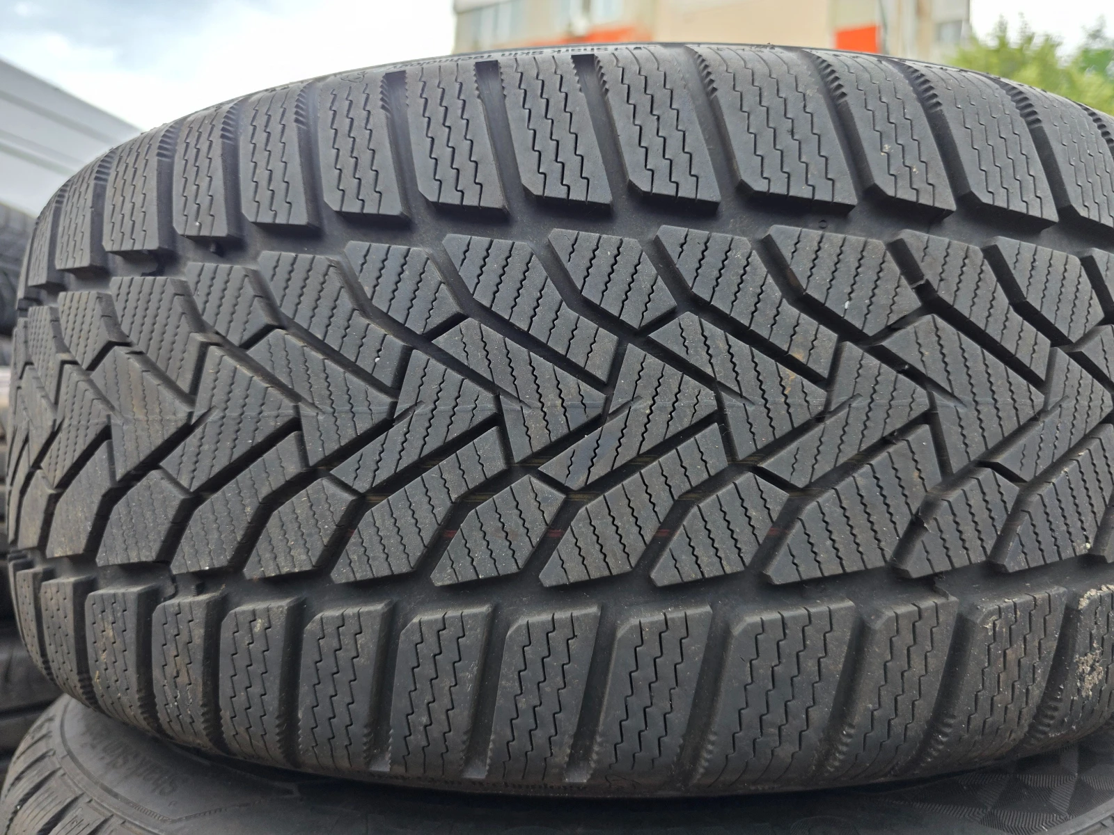 Гуми Зимни 225/45R17, снимка 3 - Гуми и джанти - 55478051