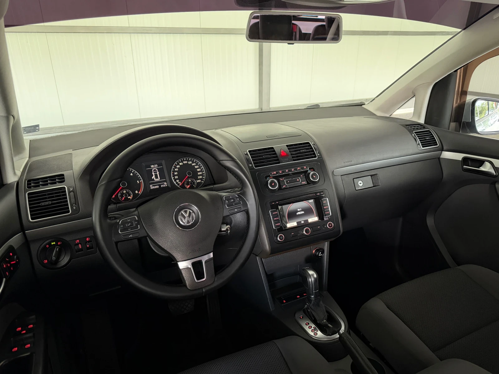 VW Touran Highline DSG, снимка 15 - Автомобили и джипове - 55963493
