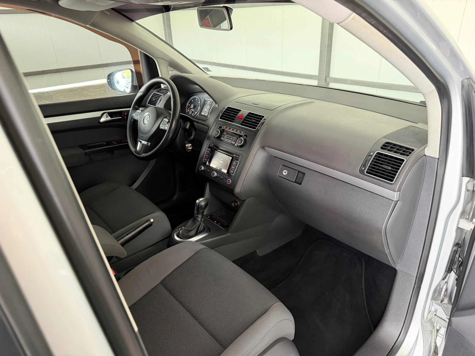 VW Touran Highline DSG, снимка 12 - Автомобили и джипове - 55963493