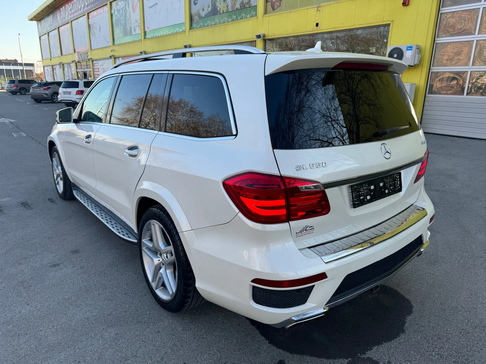 Mercedes-Benz GL 500 AMGLine/FULL/7МЕСТА/ОБДУХВАНЕ/HARMAN/CARDON - изображение 4