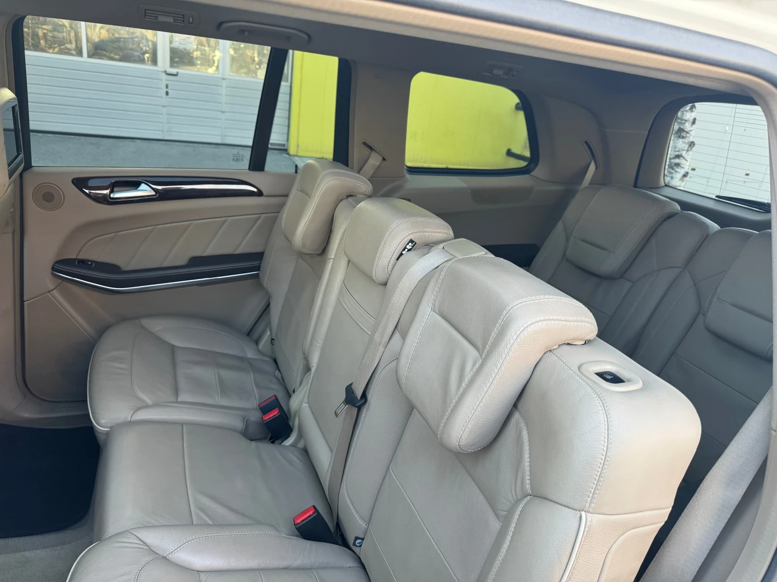 Mercedes-Benz GL 500 AMGLine/FULL/7МЕСТА/ОБДУХВАНЕ/HARMAN/CARDON - изображение 9