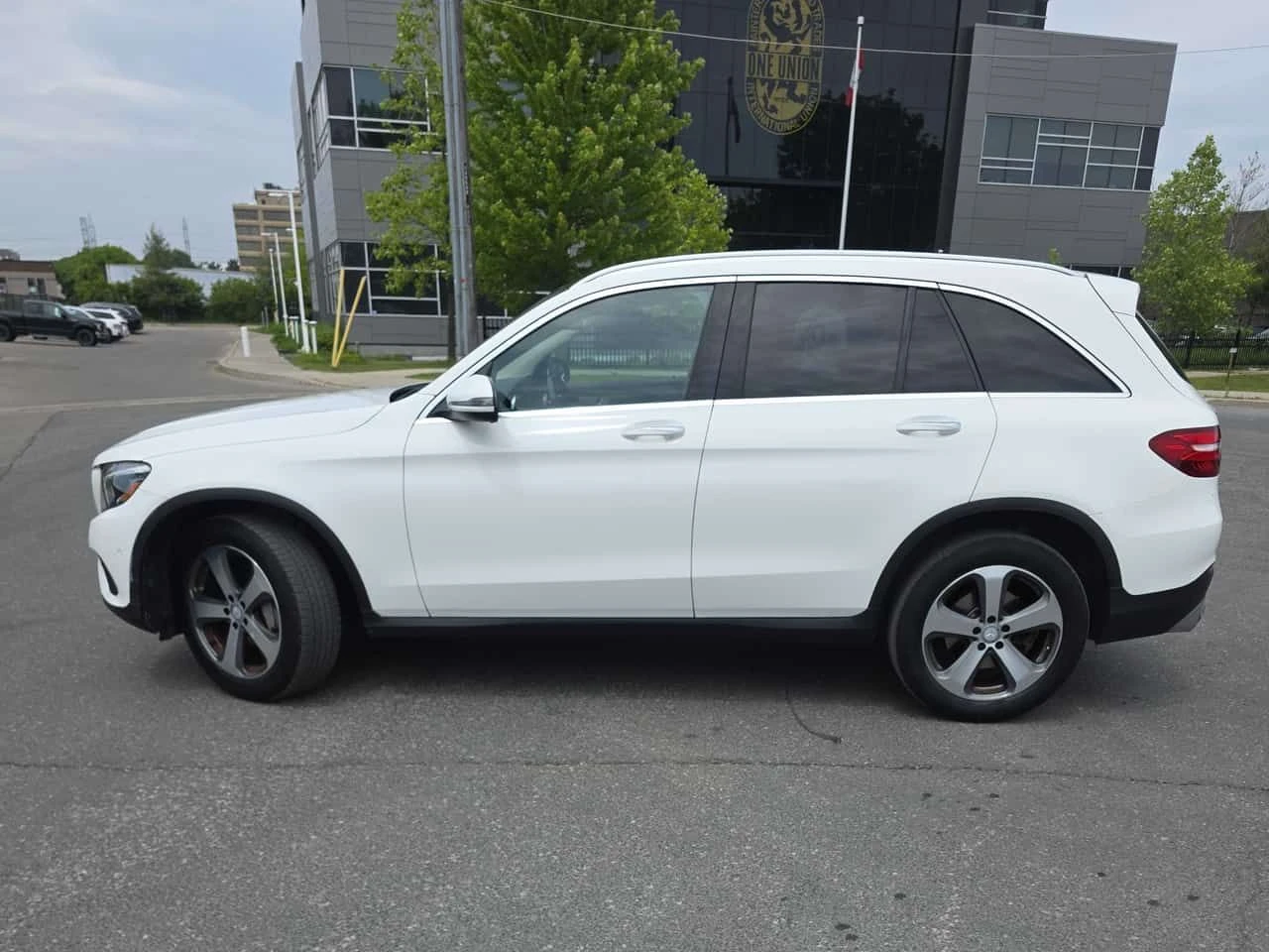 Mercedes-Benz GLC 300 2 КЛЮЧА * ПОДГРЕВИ * ПАНО * KEYLESS * CARFAX, снимка 2 - Автомобили и джипове - 54840622
