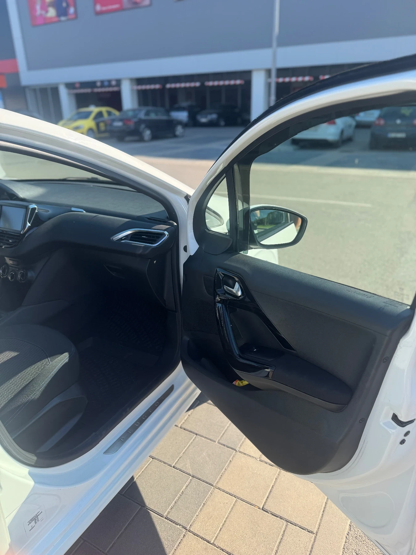 Peugeot 208  - изображение 6