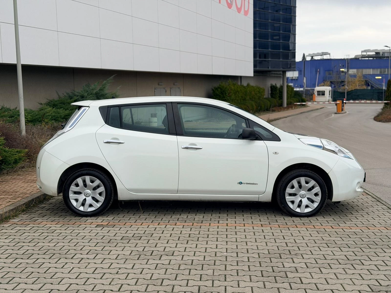 Nissan Leaf  Лизинг през Уникредит по 365 лева на месец - изображение 3