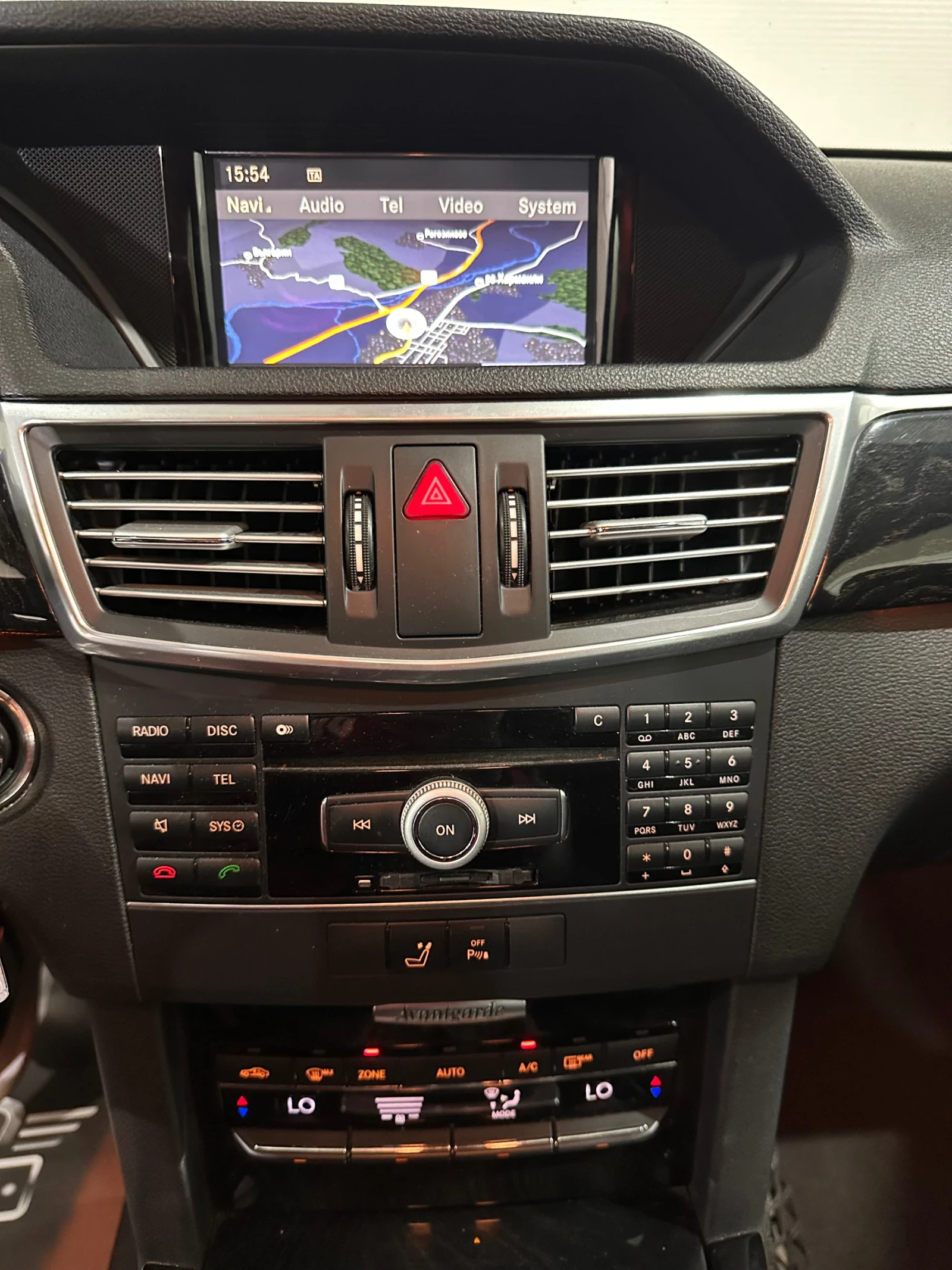 Mercedes-Benz E 220, снимка 11 - Автомобили и джипове - 54251523