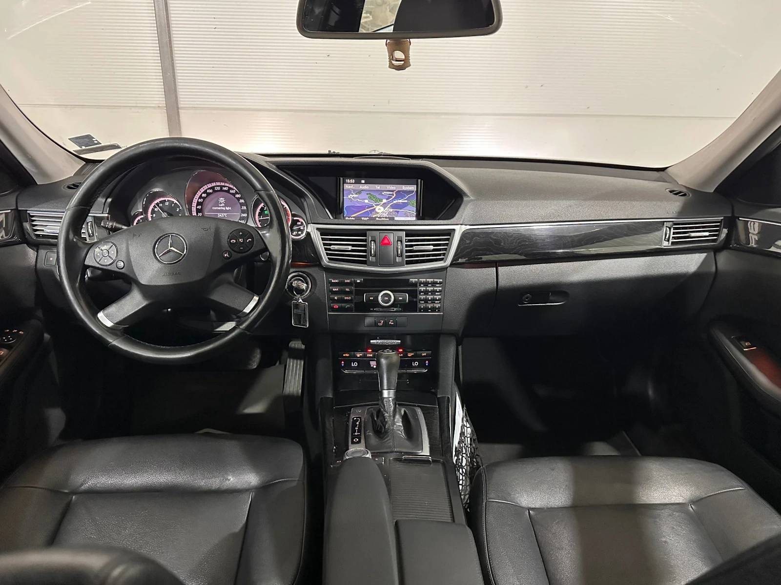 Mercedes-Benz E 220, снимка 8 - Автомобили и джипове - 54251523