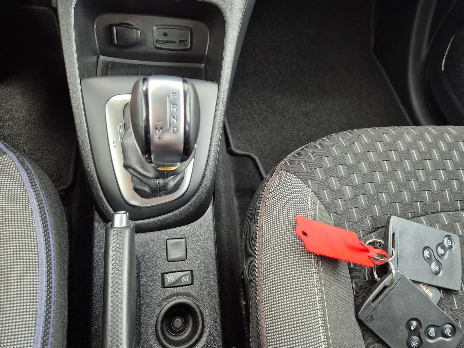 Renault Captur 1.5dci Avtomat Led Pure Vision, снимка 10 - Автомобили и джипове - 54940267