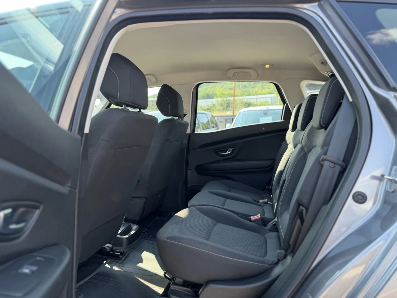 Renault Scenic 1.2TCe, снимка 11 - Автомобили и джипове - 55354817