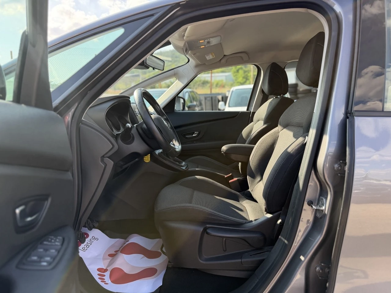 Renault Scenic 1.2TCe, снимка 9 - Автомобили и джипове - 55354817