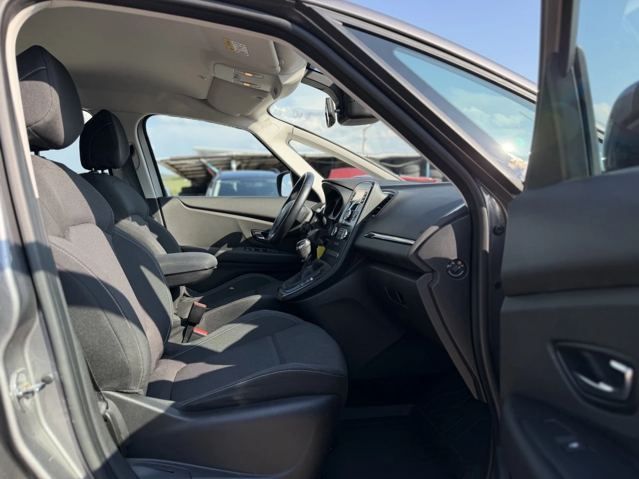 Renault Scenic 1.2TCe, снимка 14 - Автомобили и джипове - 55354817