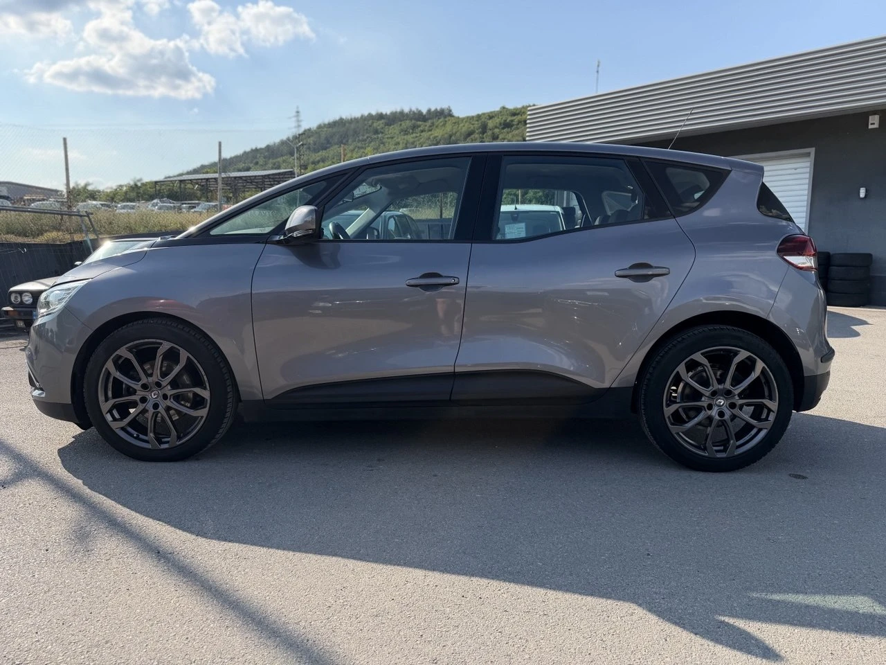 Renault Scenic 1.2TCe, снимка 8 - Автомобили и джипове - 55354817
