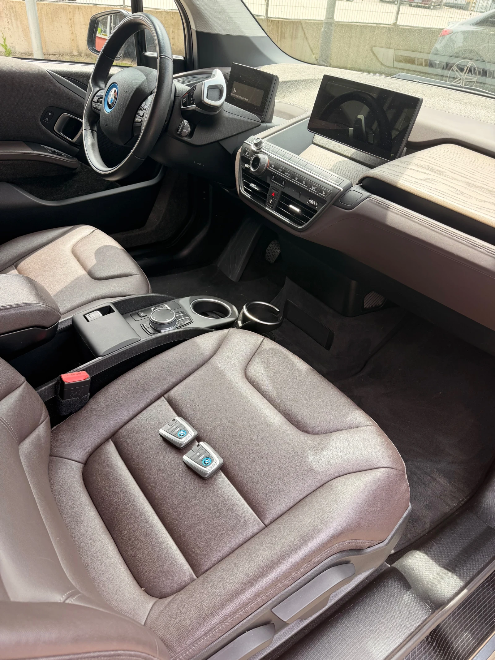 BMW i3 S* ГАРАНЦИЯ до 01.27* КОЖА* NAVI PRO* KEYLESS GO* , снимка 7 - Автомобили и джипове - 55911556