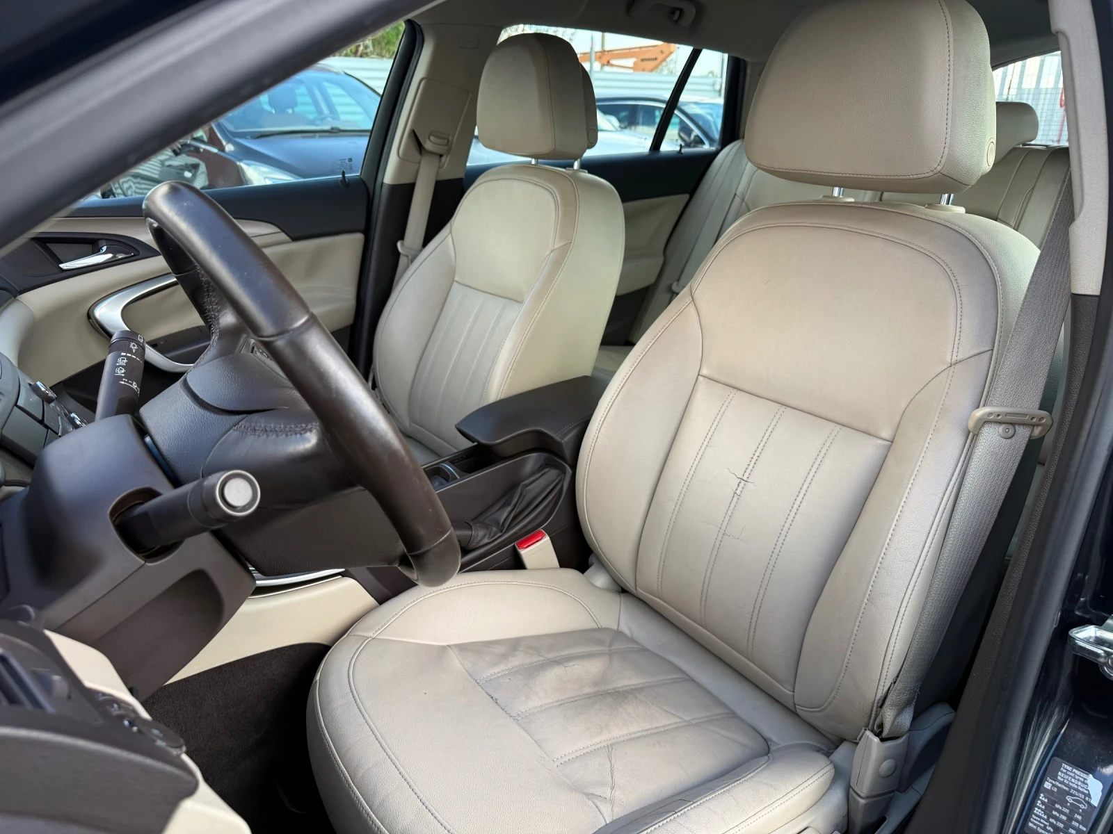 Opel Insignia 2.2CDRI* Кожа* Подгрев, снимка 9 - Автомобили и джипове - 56662056
