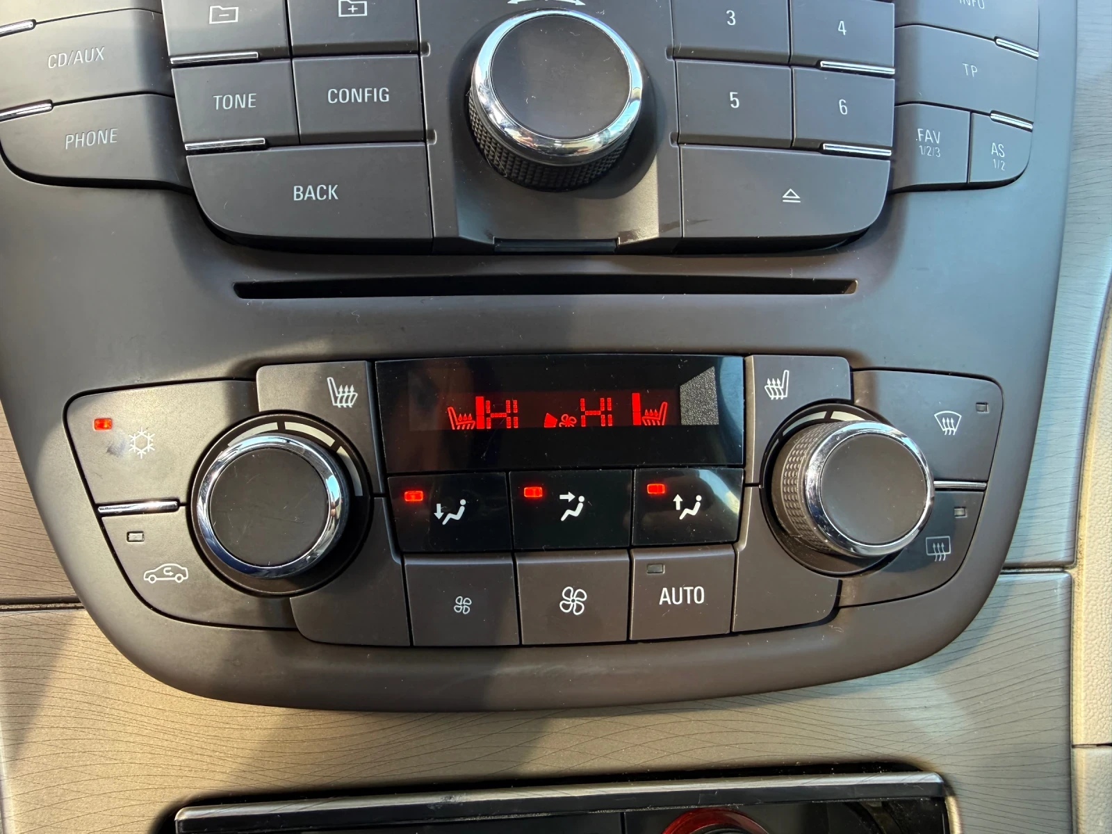 Opel Insignia 2.2CDRI* Кожа* Подгрев, снимка 17 - Автомобили и джипове - 56662056