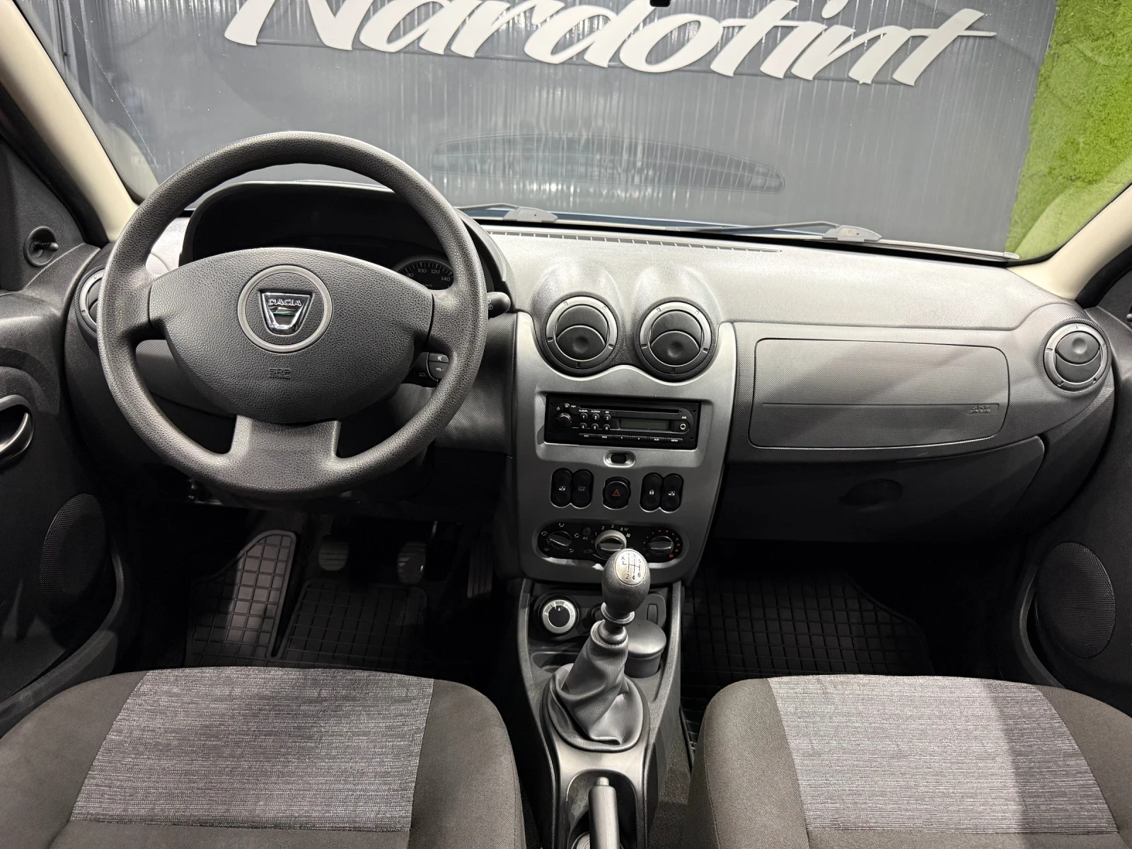 Dacia Duster 1.6i 4x4 SWIS, снимка 8 - Автомобили и джипове - 54719916