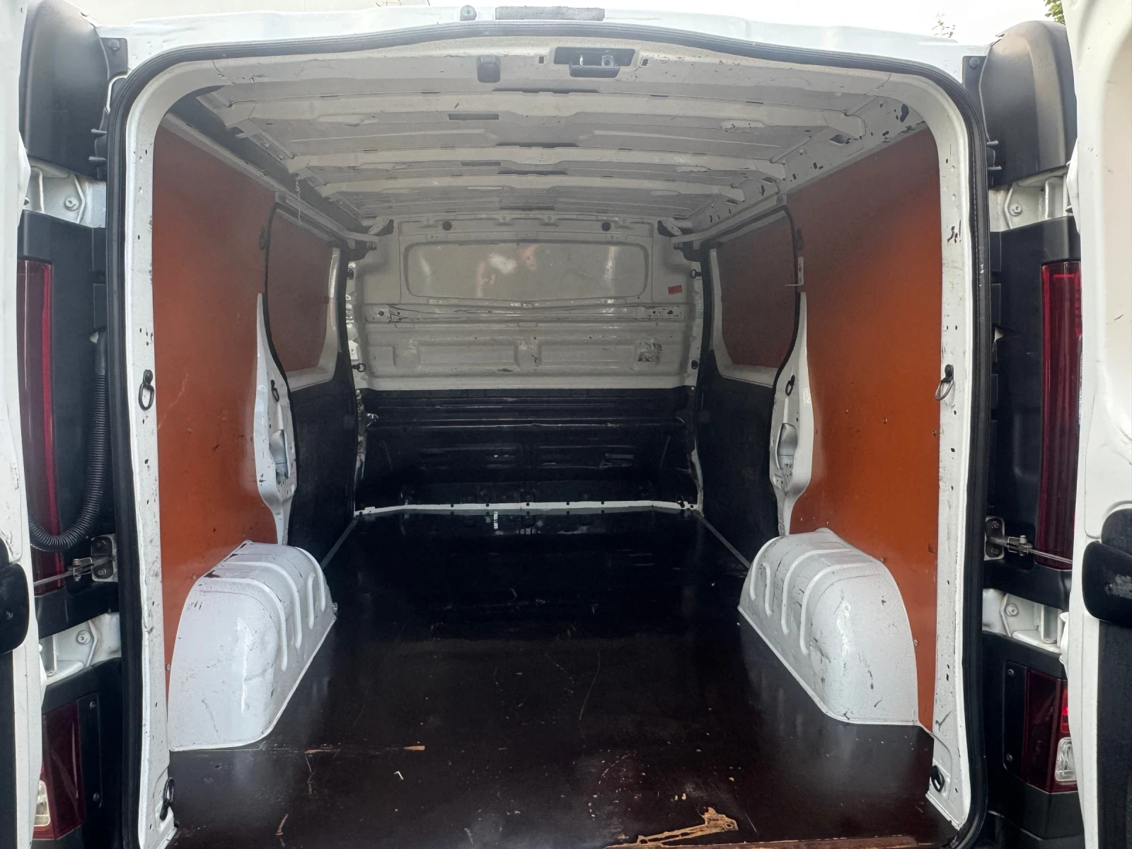 Opel Vivaro 1.6 CDTI* 4 врати* Клима* NAVI , снимка 14 - Бусове и автобуси - 54545271