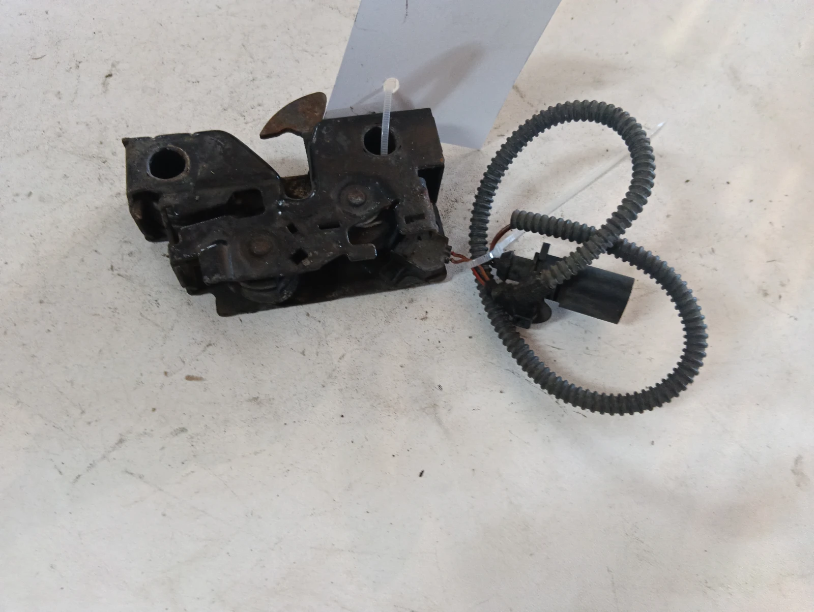 брава преден капак 5G1823509C VW Passat