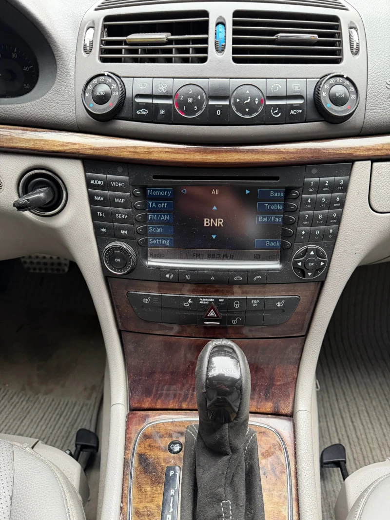 Mercedes-Benz E 220, снимка 8 - Автомобили и джипове - 53304469