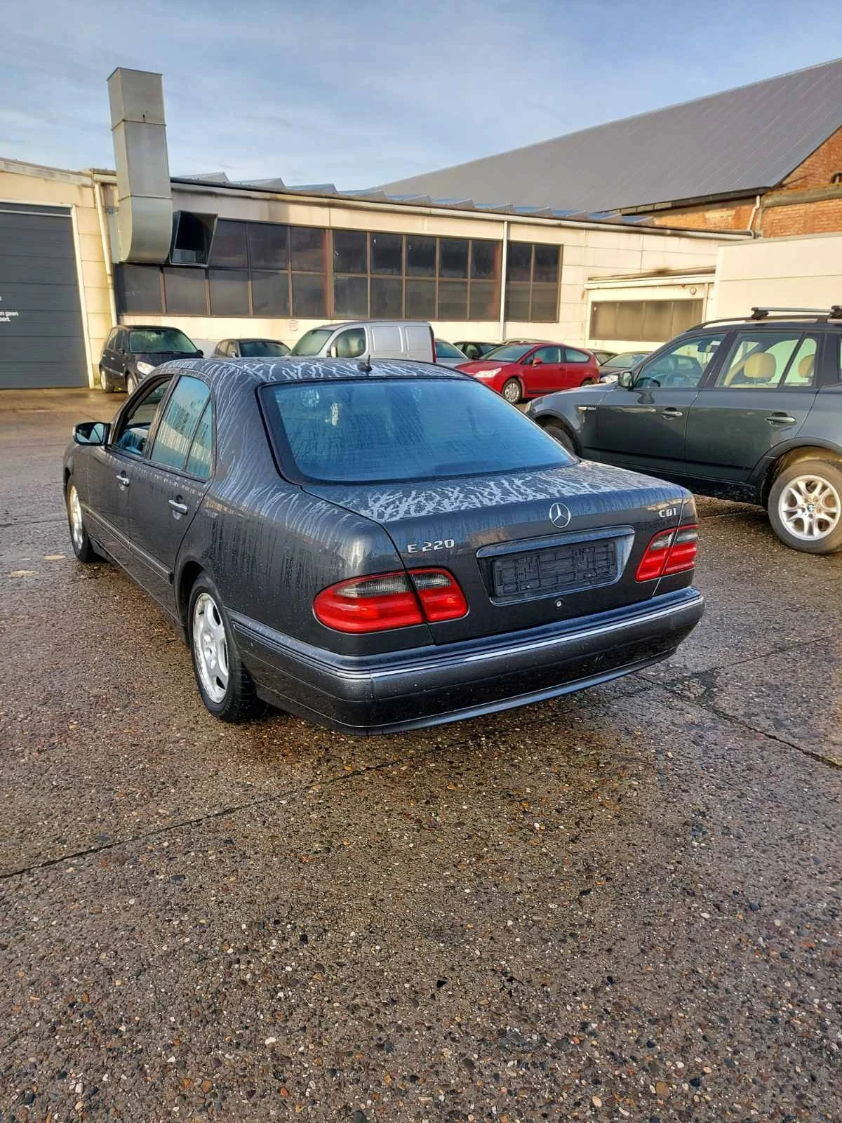 Mercedes-Benz E 220, снимка 2 - Автомобили и джипове - 54004455