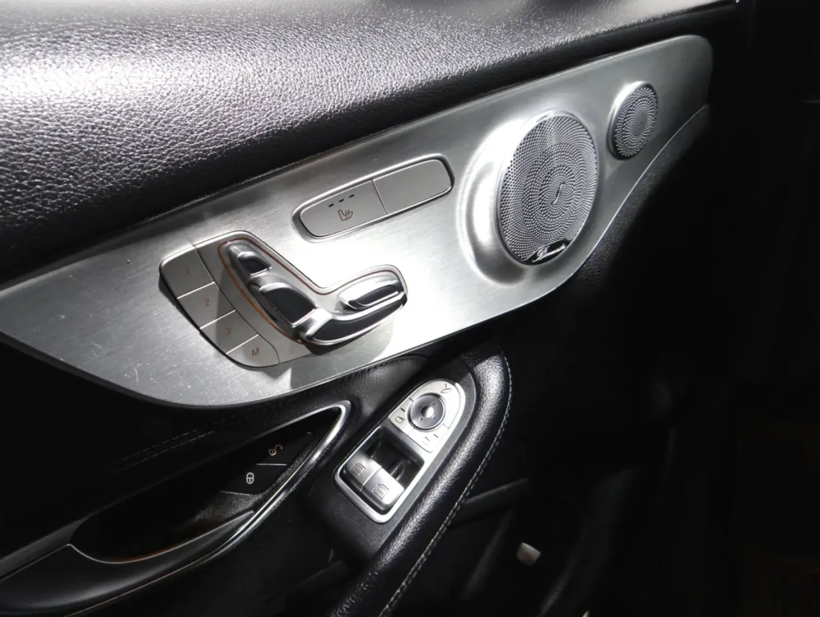 Mercedes-Benz C 300 4MATIC* CARPLAY* BURMESTER* , снимка 12 - Автомобили и джипове - 54344671