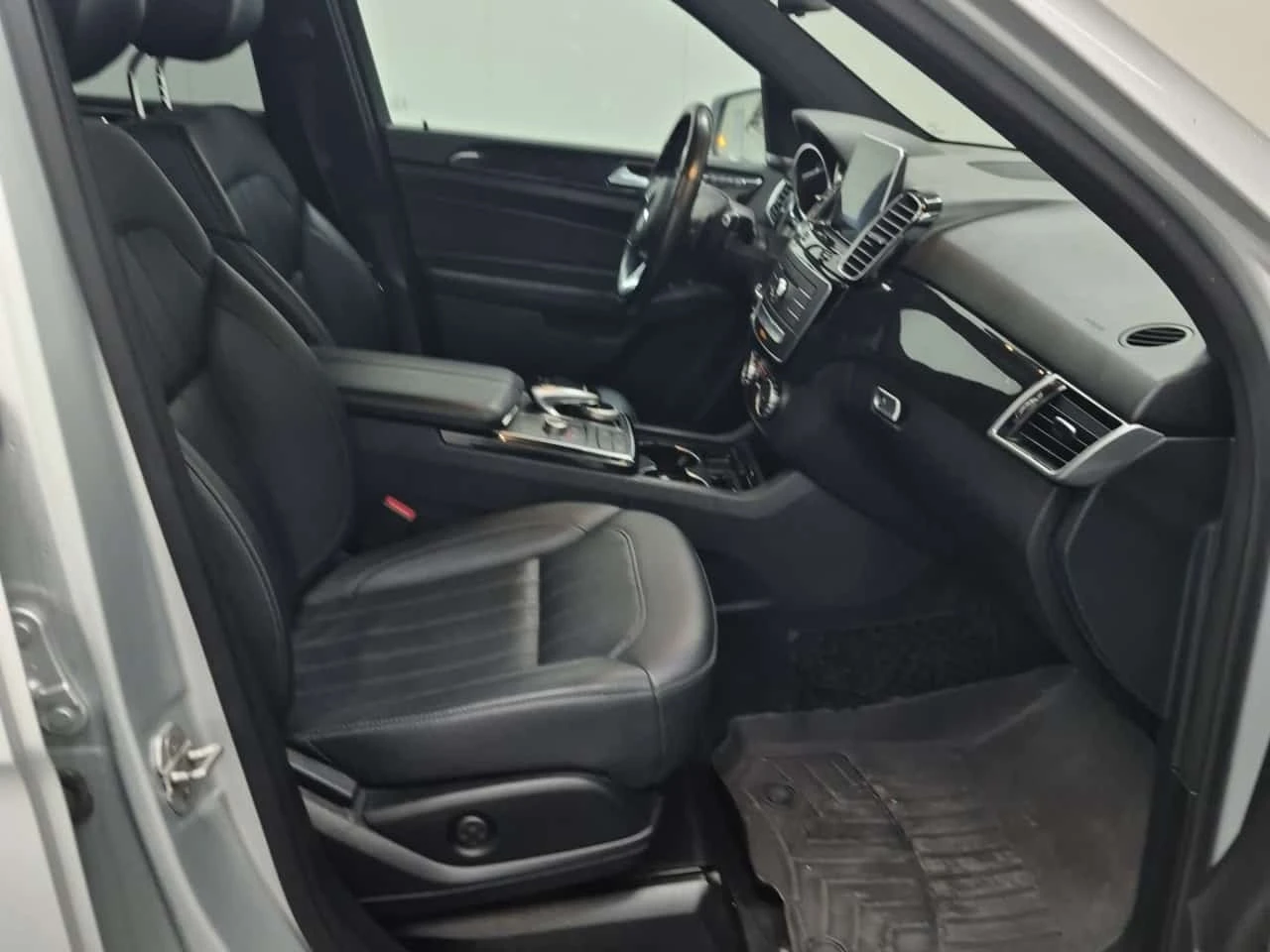 Mercedes-Benz GLE 350  * CARFAX * ОПЦИЯ ЗА ФИНАНСИРАНЕ, снимка 10 - Автомобили и джипове - 55771945