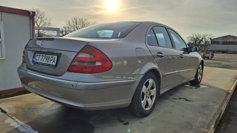 Mercedes-Benz E 220, снимка 4 - Автомобили и джипове - 52632213