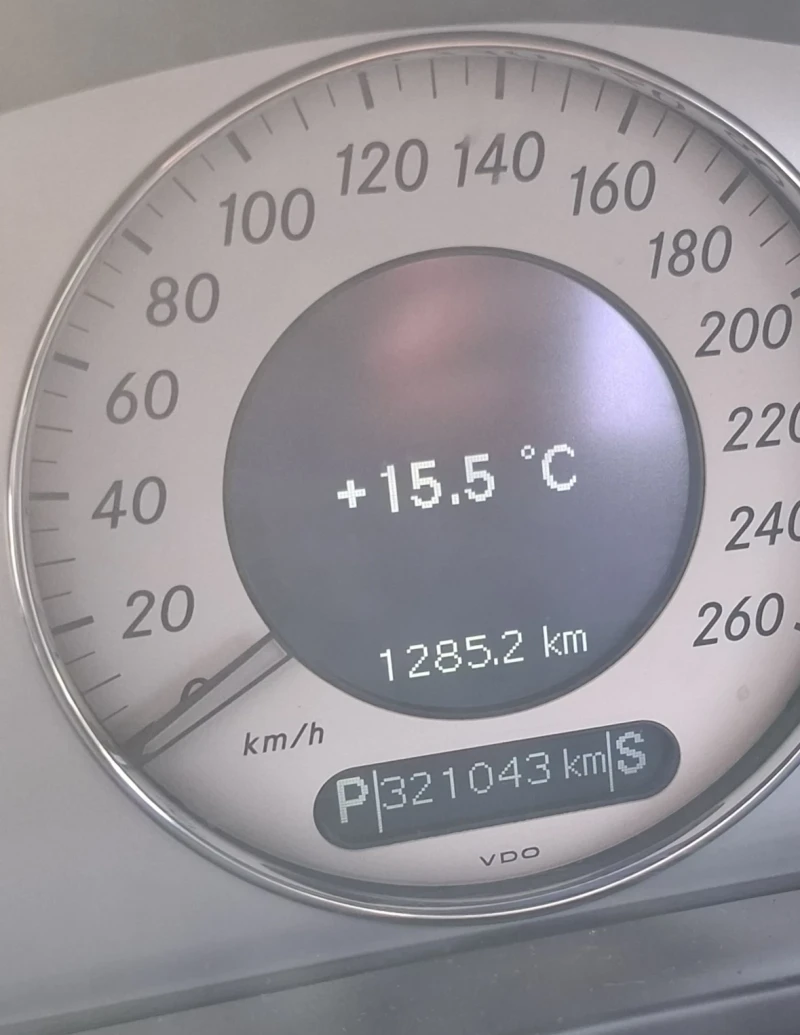 Mercedes-Benz E 220, снимка 11 - Автомобили и джипове - 52632213