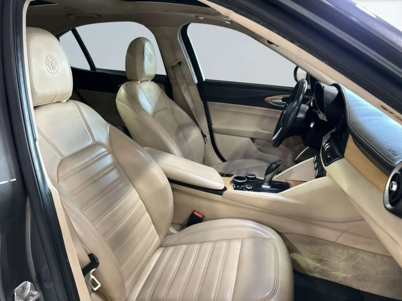 Alfa Romeo Giulia * Ti Q4 * CARFAX * ЦЕНА ДО БГ, снимка 13 - Автомобили и джипове - 53342033