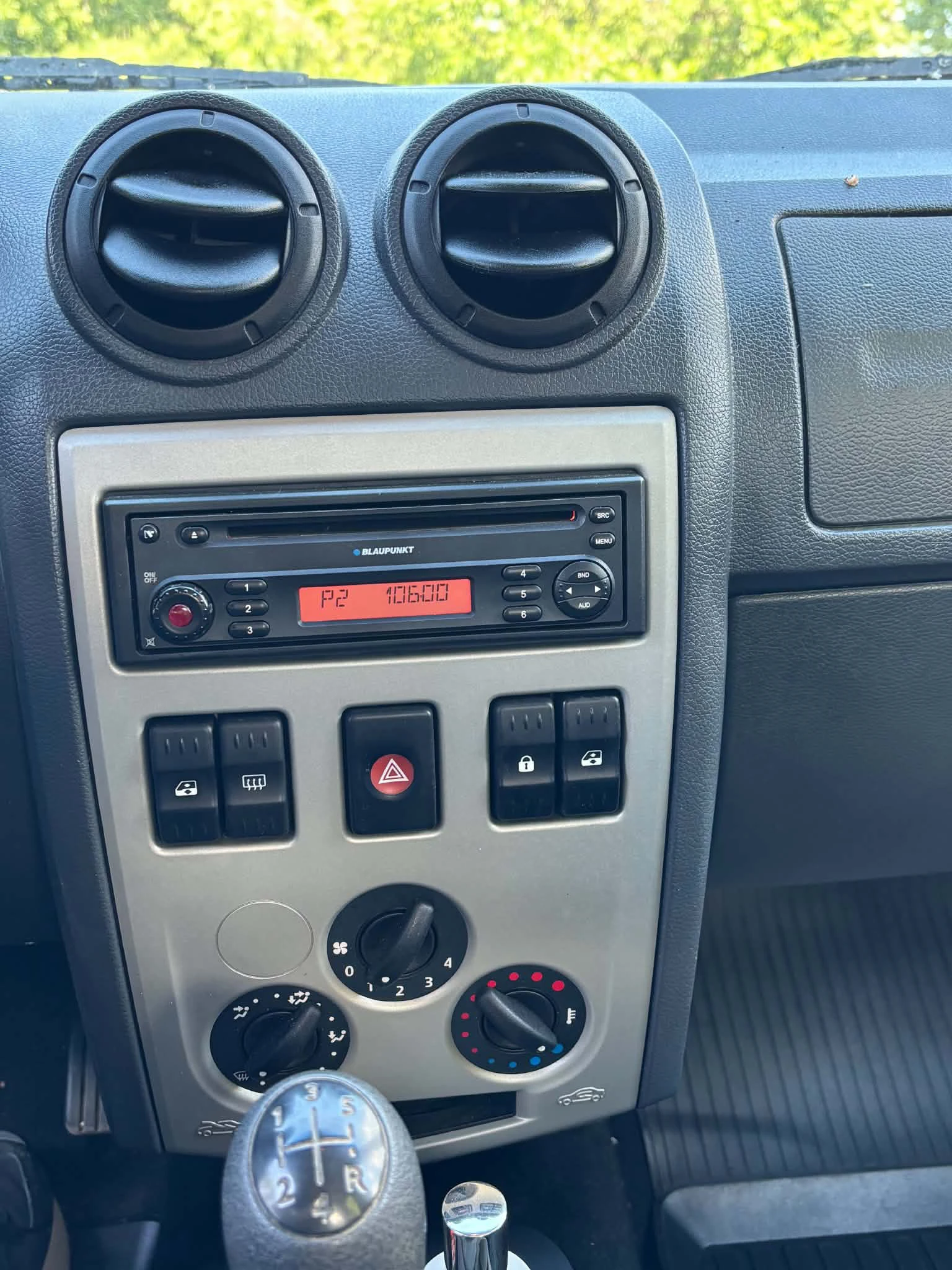Dacia Logan, снимка 13 - Автомобили и джипове - 55663905