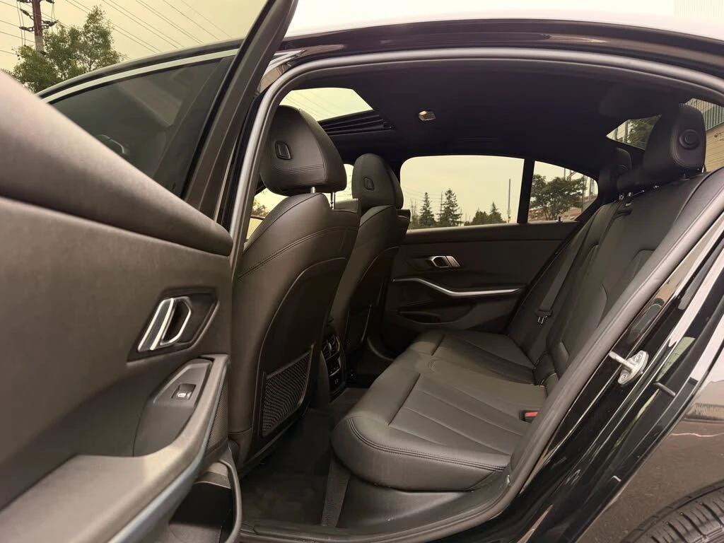 BMW 330 Cockpit Plus * Панорама * АвтоКредит (ЦЕНА ДО БГ), снимка 11 - Автомобили и джипове - 56320425