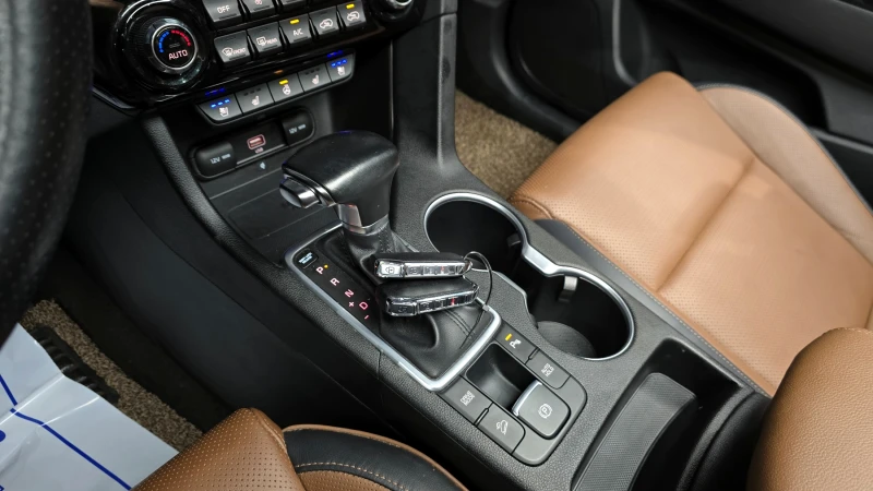 Kia Sportage 2.0, снимка 8 - Автомобили и джипове - 51521815