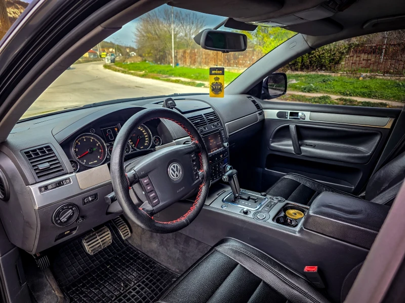 VW Touareg = 4.2= ГАЗ= NAVI= КОЖА= , снимка 9 - Автомобили и джипове - 52459499