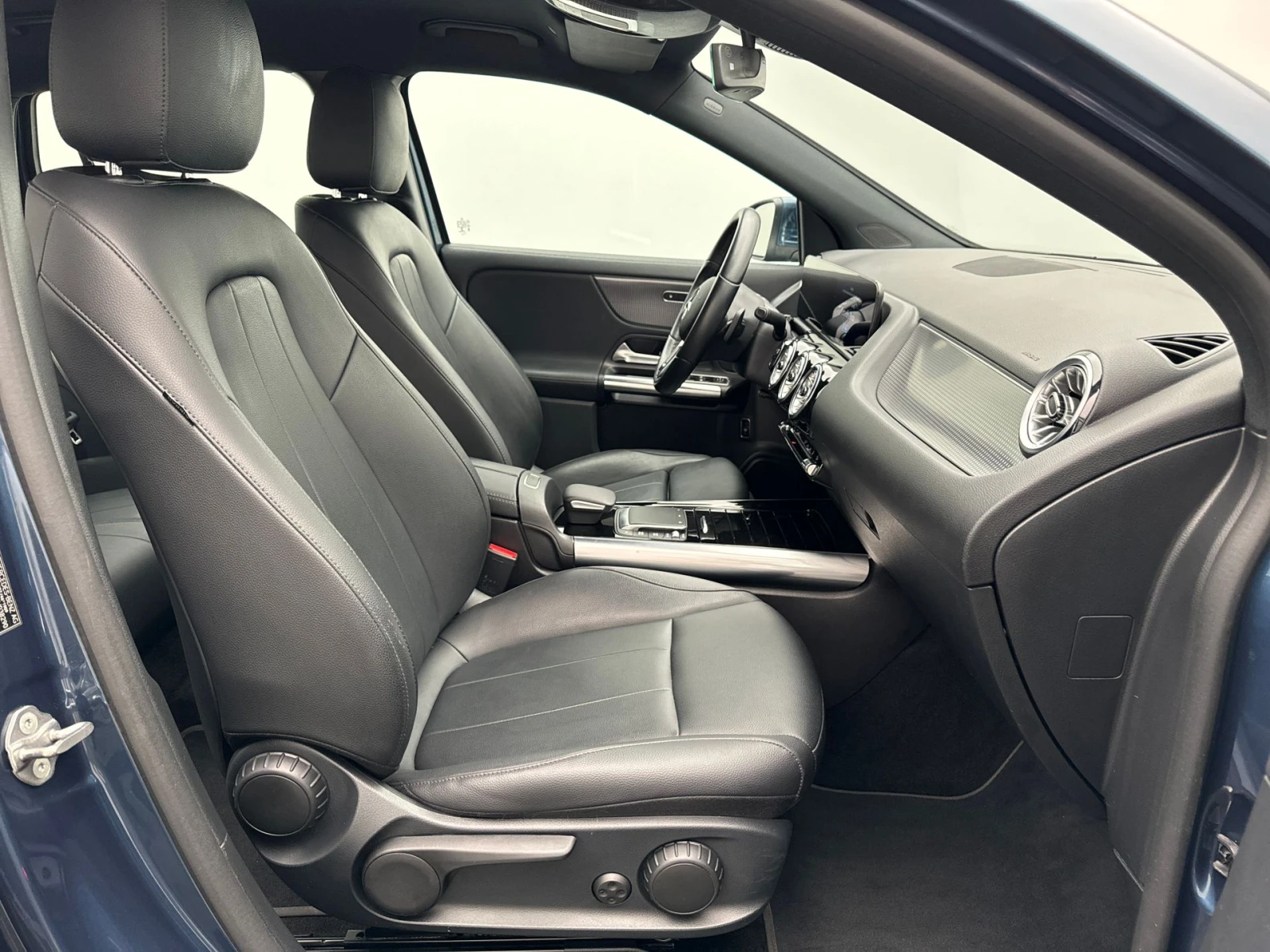 Mercedes-Benz EQA 250 Luxury Виртуал Кожа Амбиентно, снимка 11 - Автомобили и джипове - 55940874