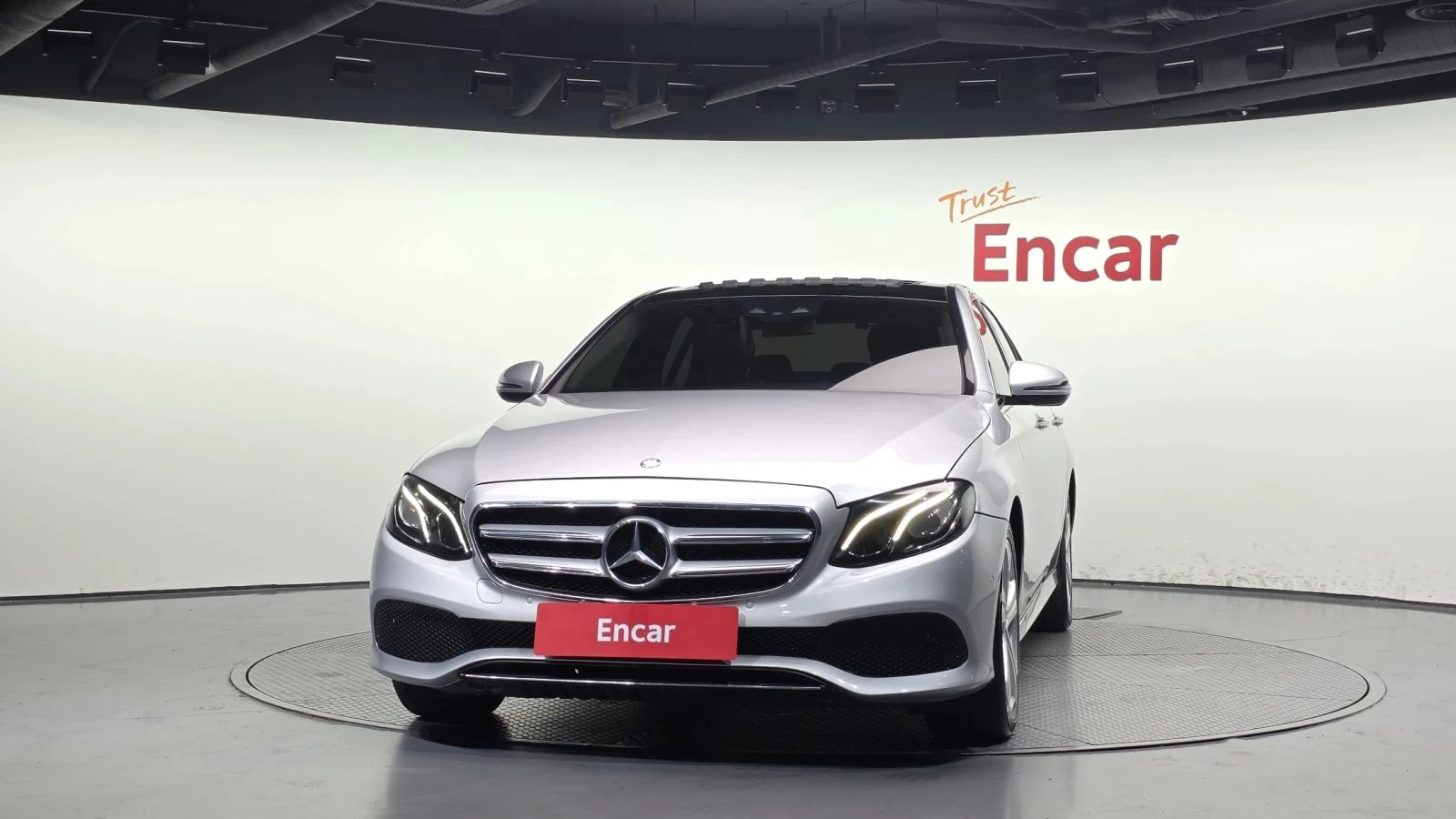 Mercedes-Benz E 200, снимка 3 - Автомобили и джипове - 56686608