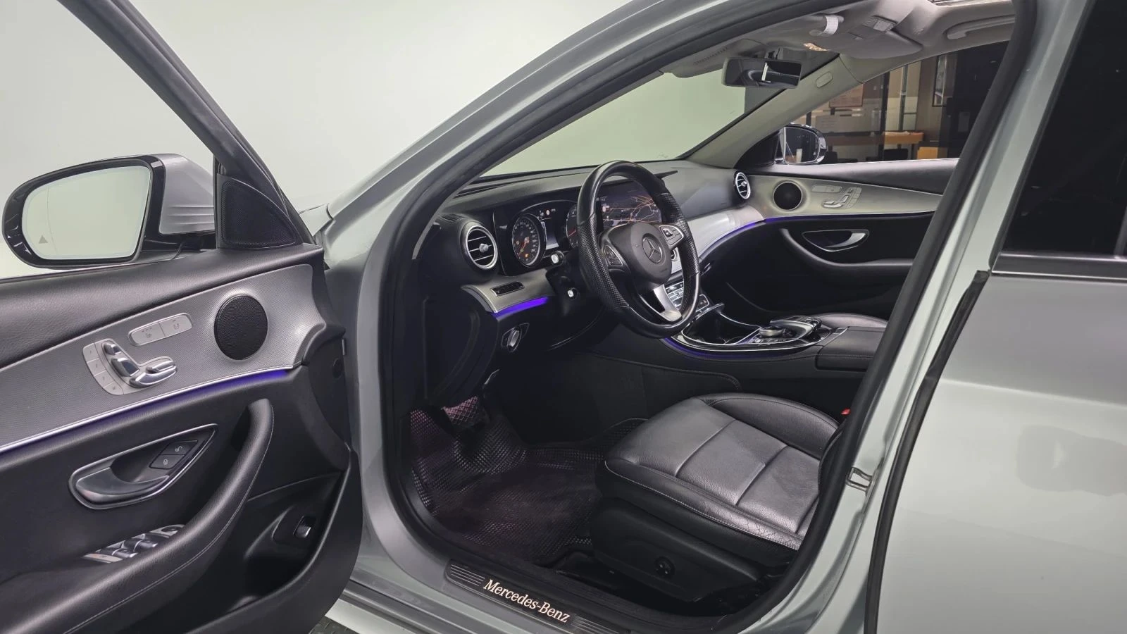 Mercedes-Benz E 200, снимка 10 - Автомобили и джипове - 56686608
