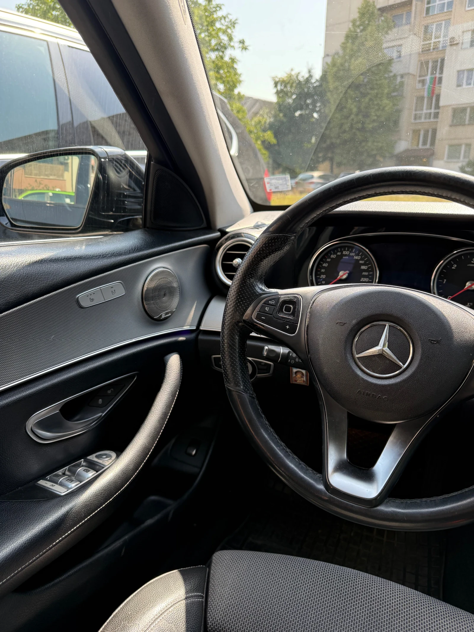 Mercedes-Benz E 220, снимка 8 - Автомобили и джипове - 55898834