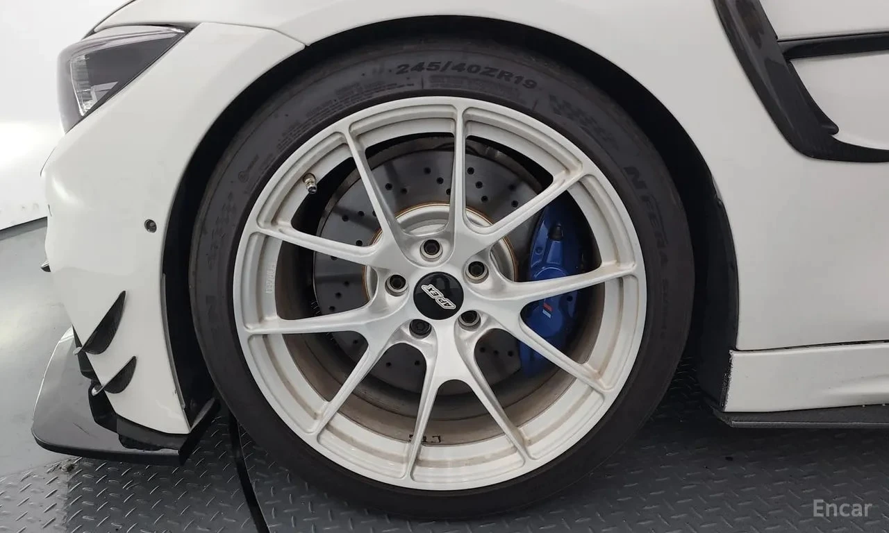 BMW M4 Coupe* ПОДГРЕВ* 360* ХЕДЪП* АВТОКРЕДИТ* , снимка 5 - Автомобили и джипове - 56103793