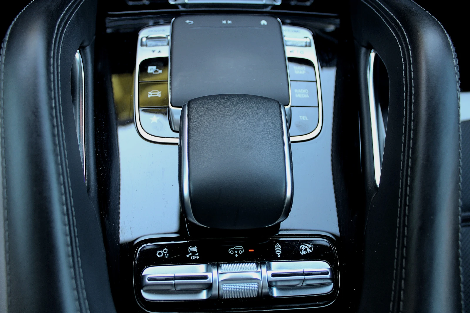 Mercedes-Benz GLE 63 S AMG 4-MATIC/DISTRONIC/MULTIBEAM/KAMERA360/PANO/KEY-GO, снимка 14 - Автомобили и джипове - 54144490