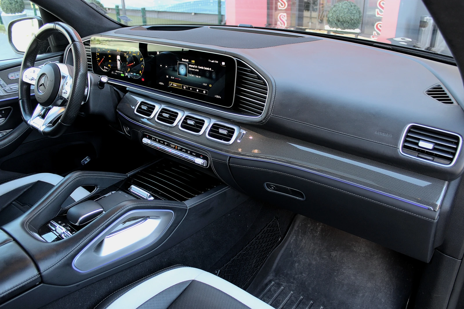 Mercedes-Benz GLE 63 S AMG 4-MATIC/DISTRONIC/MULTIBEAM/KAMERA360/PANO/KEY-GO, снимка 12 - Автомобили и джипове - 54144490