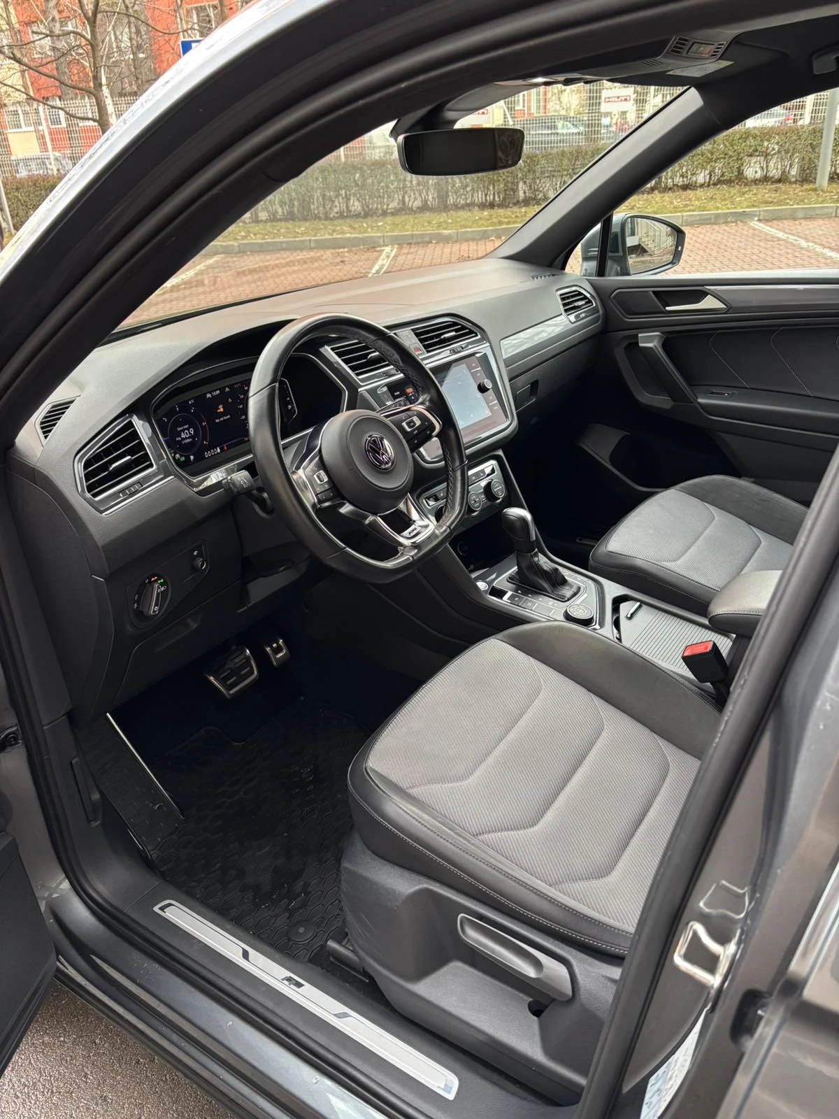 VW Tiguan Allspace LWB R-Line 4MOTION 7 места , снимка 9 - Автомобили и джипове - 55480960