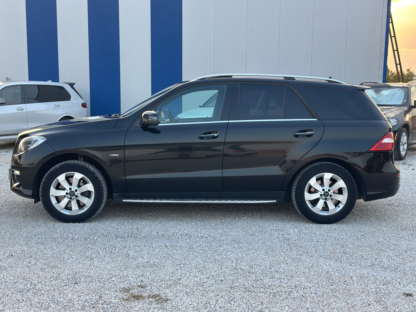 Mercedes-Benz ML 350 AMG| TV| CAMERA| HARMON KARDON| ОБСЛУЖЕН| РЕГИСТРИ, снимка 3 - Автомобили и джипове - 56066815