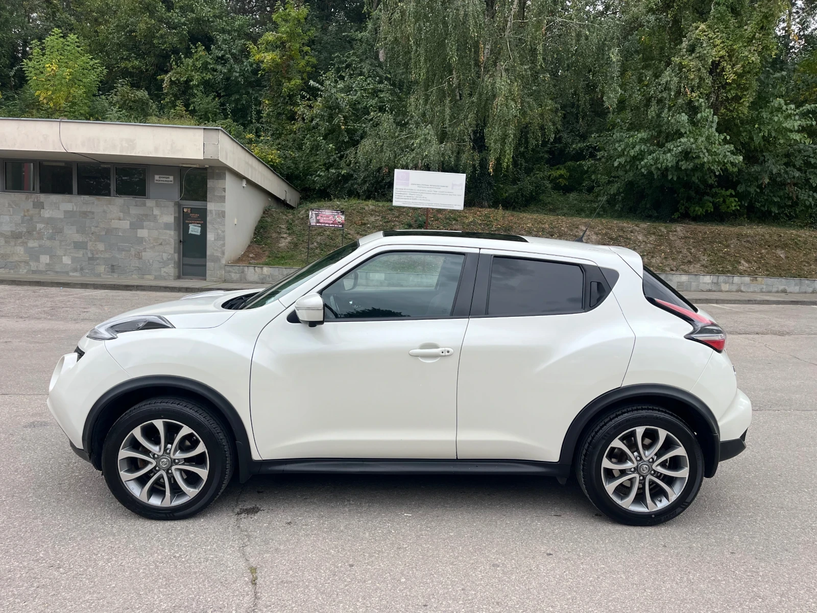 Nissan Juke Перла* Автомат* Панорама* 360* Keyles* Navi, снимка 8 - Автомобили и джипове - 56300866