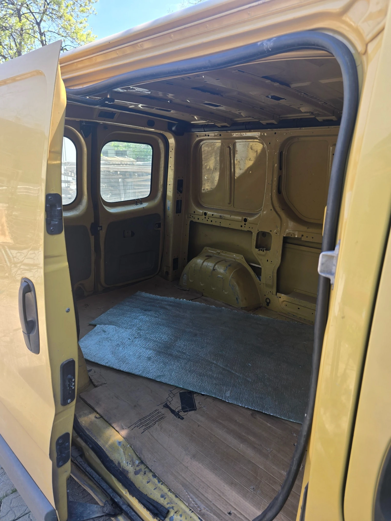 Opel Vivaro, снимка 4 - Бусове и автобуси - 54341558