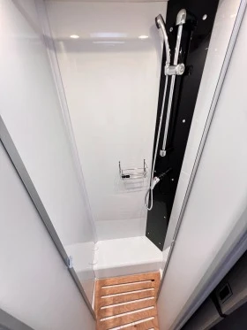 Кемпер HYMER / ERIBA Etrusco 7400 Кралска спалня, снимка 15