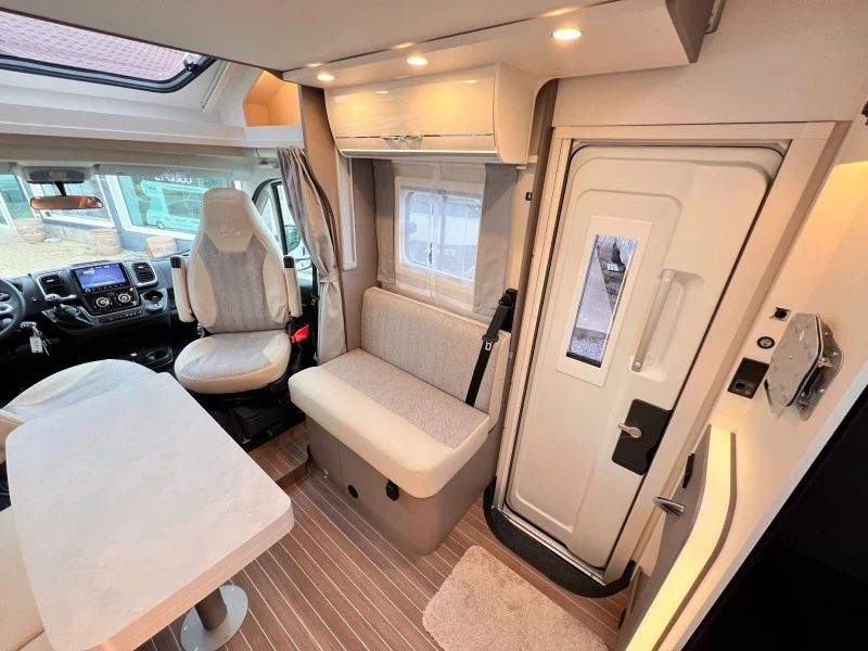 Кемпер HYMER / ERIBA Etrusco 7400 Кралска спалня, снимка 10 - Каравани и кемпери - 46378450