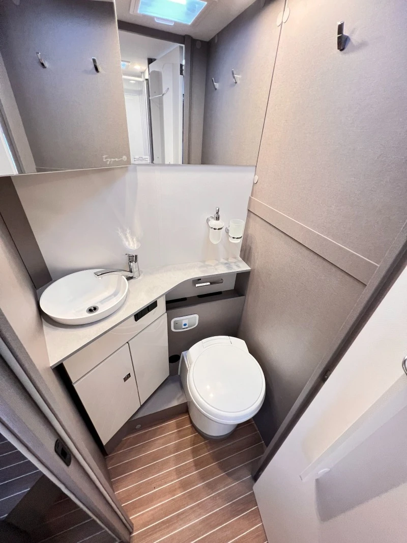 Кемпер HYMER / ERIBA Etrusco 7400 Кралска спалня, снимка 16 - Каравани и кемпери - 46378450