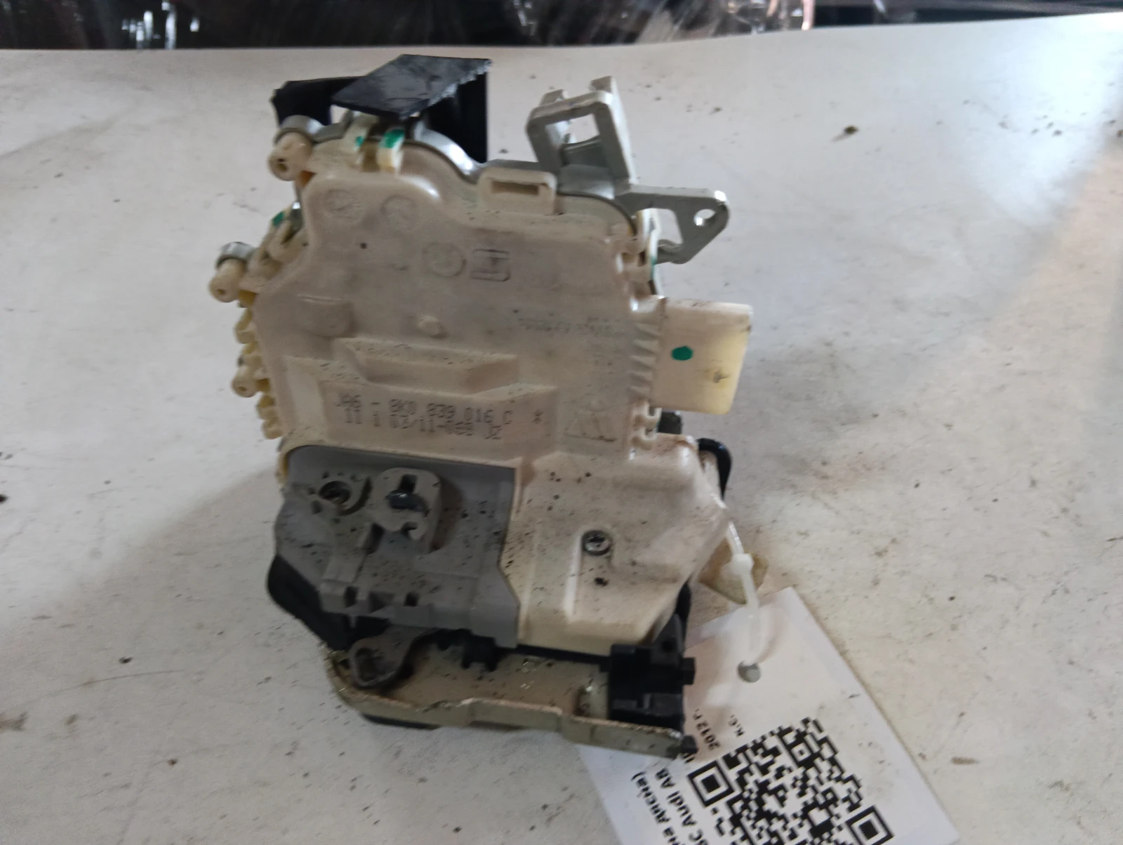 брава (задна дясна) 8K0839016C Audi A8